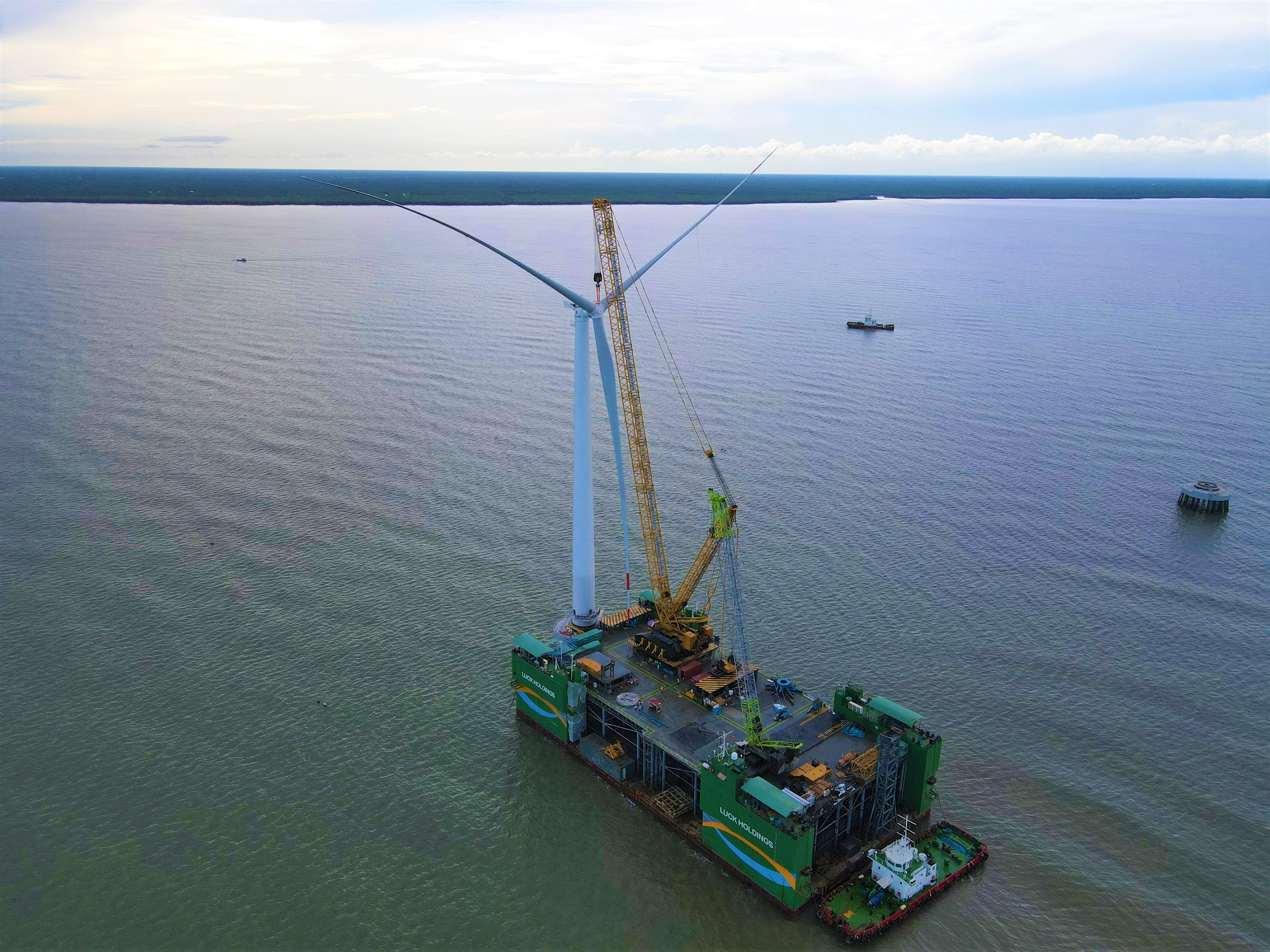 全球首台“导管架风机+网箱”风渔融合一体化装备顺利完成海上安装